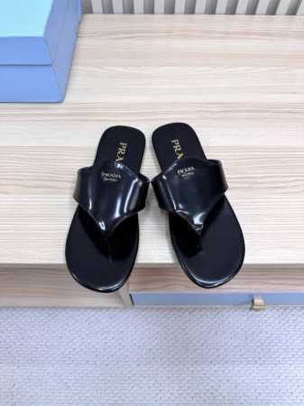 prada 2025春夏新款夹脚拖鞋来啦 ** 最新走秀款 经典升级 高级漆皮面料+防滑耐磨橡胶鞋底 舒适度与时髦度全都要 圆头设计不挑脚型 轻松驾驭慵懒度假风 - 点击图像关闭