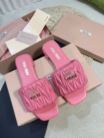 Miumiu 缪缪新款拖鞋 高品质闭眼入 超好穿搭 采用羊皮鞋面 人工缝线褶皱 羊皮垫脚内里更加柔软舒服 小字母五金Mlu Mlu 原版真皮大底 约1.5Cm