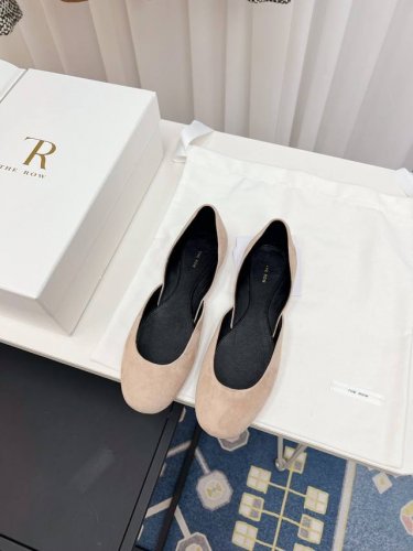 The Row 24ss 低帮平底复古穆勒单鞋 好温柔的设计 给人的感觉就是很柔软舒服 第一眼看到这个鞋子就有种软绵绵的感觉，简单而带点复古气息随意搭配都好看！