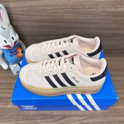 顶级版本Adidas Originals Gazelle 舒适潮流厚底 耐磨防滑增高低帮粉棕板鞋。 货号: Ie0429 包装:全套得物配件毒盒配纯棉袜子一副。