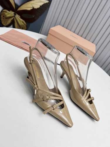 工厂 新款新品 Miu Miu 全新超美装饰搭配,时尚淑女气质十足 双色拼接 又不乏美艳色彩,外侧附带弹力象巾 上脚非常方便意大利引进的原版楦头是最新楦、出来形