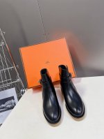 Hermes 爱马仕经典走秀款短靴 毋庸置疑是奢侈品中的翘楚 每个单品出来都是非常深入人心虽然款式出的少 但是胜在精 胜在经典 从来不会过时 属于保值升值的品牌