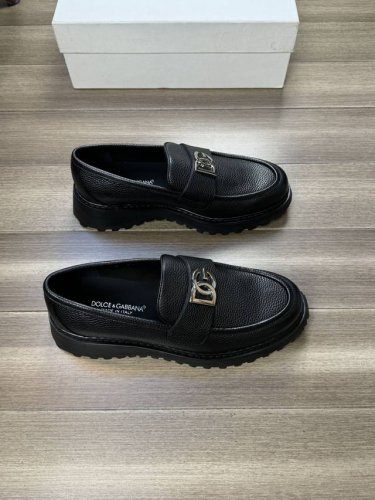 Dolce & Gabba** 杜嘉** -高端品质 原单 -鞋面：进口摔纹小牛皮、手工串缝马克线、品牌金属扣件横担 -内里：水染牛皮 -大底：超轻耐磨绒 橡胶