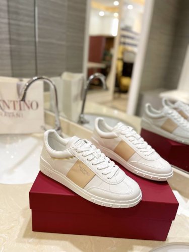 出厂男女同 Valentino专柜同步新款德训鞋低帮休闲运动鞋 专业高端，完美复刻，品质一流！ 全部采用原版1:1材料制作，独家开模！ 面料高丝光牛猄 Tpu材