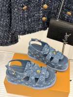 驴牌新款Maya系列方头搭扣一字带凉鞋. 本款 Maya Flatform 凉鞋选用光滑牛皮革，牛仔布 令宽幅鞋带穿梭于皮革鞋舌之间，再以金属 Lv Circl