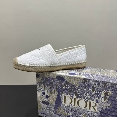 dior迪奥渔夫鞋 时尚出圈必备 宝子们 迪奥渔夫鞋来炸场 标志性迪奥标识带 搭配精致编织纹理 一眼就很高级 不管是甜美风连衣裙 还是率性牛仔裤 它都能搭出独特