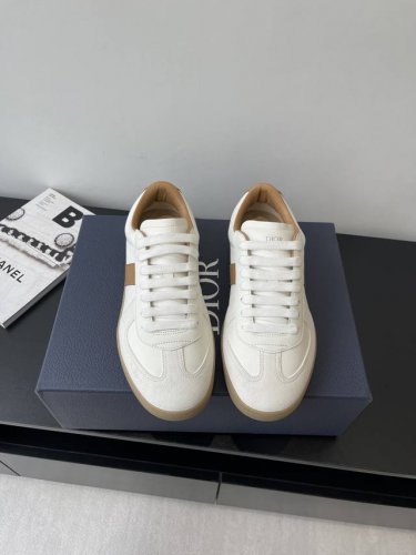 顶级版本迪奥 Dior 25Ss新品 B01德训鞋 情侣款鞋头维度设计宽了点 上脚舒适度完美在线 线头优美 适配裤型完美百搭 饰以各种经典细节 是日常造型的理想