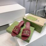 高品质出厂 顶级品质Gucci古驰2025春夏五金扣D字链条扣老花布平底 粗跟拖鞋系列 原版一比一 踮脚工艺同原版一样 中跟拖鞋 凉鞋 配最新D扣作为品牌的标志