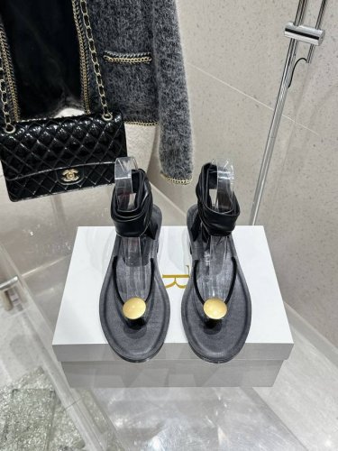 顶级版 Therow 2025Ss时髦腕带夹脚粗跟凉鞋 太简约时髦啦！没有一丢丢多余的设计 有一丢高级又简约的感觉其实除了好看以外它的舒适度真的是好穿到舍不得脱