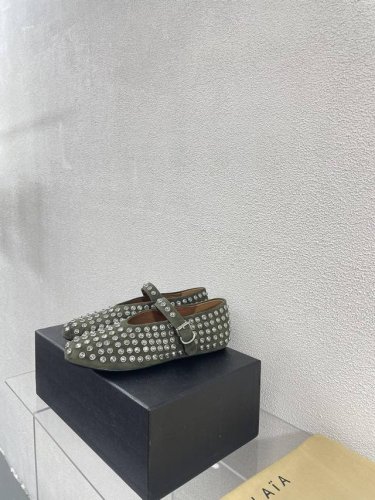 Alaia 来自巴黎 水钻芭蕾 一见倾心 皮面款 一双完美取代小白鞋的新型时尚芭蕾鞋， 配上不同款式，不同风格都能轻松驾驭，无论牛仔裤，西装裤，还是百褶裙，都能
