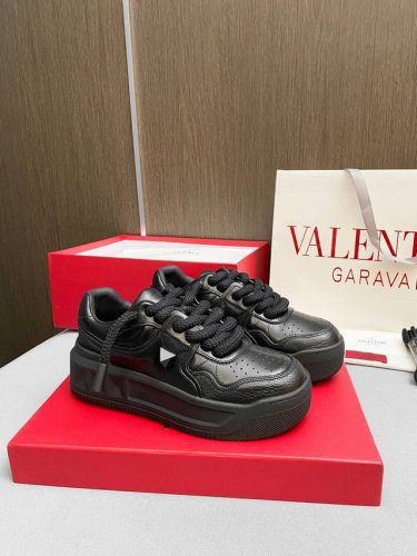 p直销 女鞋工厂P Valentino华伦天奴 新款休闲鞋 最新款 走秀情侣爆款 粗鞋带 ，Elsa Hosk张艺兴 关晓彤等众多明星同款 顶级版本+套楦工艺，