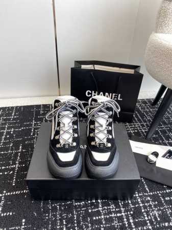代购级 Chanel雪地靴 23秋冬Jennie同款 带机关的雪地靴，可以把1ogo反转，防滑 雪上冰上走都妙极了，不反转时就会在雪地上留下一串Chanel的雪 - 点击图像关闭