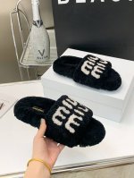 工厂价 MiuMi* 缪缪秋冬新款厚底毛毛拖 ﹌ 每逢秋冬来临 毛拖是必不可少的单品 不仅足够保暖 还能拥有舒适的触感无论搭配什么都有种漫不经心的时髦纯羊毛 有