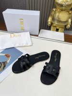 春夏新款Dior D-Lane 迪奥凉拖一字镂空拖鞋 这款 D-Lane 凉拖彰显经典风格 展示镂空藤格纹图案 饰以金色饰面金属 Christian Dior