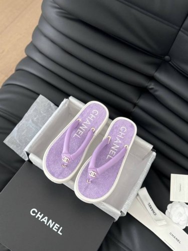 出厂： Chanel 香奈儿 春夏新款 丝绒厚底面包人字拖 夹脚拖鞋 这系列真的绝了 质感真的很 Nine 真的很久没有碰到这么心仪的款式了~ 而且上脚非常柔软