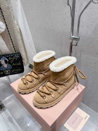 出厂 MIUMIU 24ss秋冬走秀新款雪地靴 今年最值得入手的靴子 没有之一 各大网红明星上脚 miumiu今年 秋冬限定款 ，专柜非常难买 看着很硬的样子