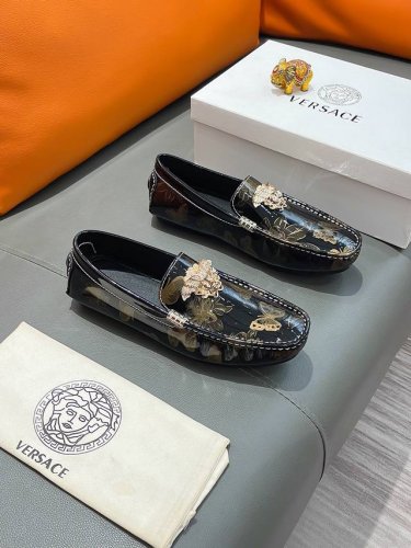 商品名称：Versace 范思哲 正规码数: 38-44 豆豆鞋 商品材料：精选 牛皮鞋面，柔软羊皮内里；原厂大底。
