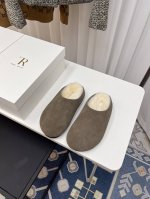 高品质出厂 The Row 24ss 秋冬新款复古大头包头拖 勃肯羊毛拖 第一眼看到这个鞋子感觉不起眼，没有过多的装饰很简单 但带有点复古味呆萌可爱随意搭配都好