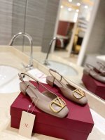 valentino Garavani Vlogo V扣系列 专柜最新系列 最高版本 细节完美 更加精致耐看 按正品1：1复制 上脚非常修脚型 重点是很好非常好驾