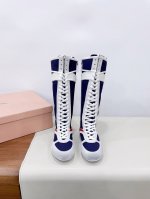 Miu Mi* 25Ss 春夏新款走秀Miumiu 德训 休闲靴 秀场工艺来自Miu Miu系列的细节特写 新季的潮流要素一 与此刻挚爱的概念，多元对撞，传达现