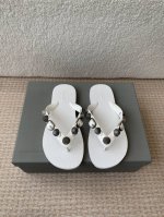 Balenciaga 巴黎世家 25Ss春夏新款 铆钉 人字拖 凉鞋 巴黎世家非常经典的铆钉设计 非常性感 搭配铆钉的狂野自我 不羁风格满满 内里鞋面的特殊天然