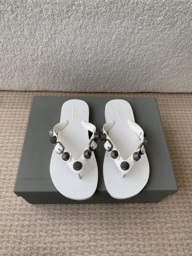 Balenciaga 巴黎世家 25Ss春夏新款 铆钉 人字拖 凉鞋 巴黎世家非常经典的铆钉设计 非常性感 搭配铆钉的狂野自我 不羁风格满满 内里鞋面的特殊天然