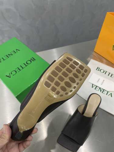 Bottega Venet*22*S葆蝶家方头㊣一字拖 咖啡 春夏大肆式主打 延伸鞋底超过脚长 原版开发 像一把“铲子” 有棱有角 定染彩色小羊皮鞋面 力求配色