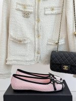 厂价 Chane*｜小香经典大双C蝴蝶结 芭蕾舞鞋 一起做个奶乖奶乖的香香女孩呀 看到这双鞋的时候我是直接原地心动 经典与艺术感兼具 日常出街造型随你凹！ 鞋面