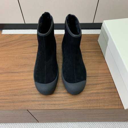 Bal*y 情侣款保暖雪地靴。鞋面牛皮、牛反绒莱卡。内里羊皮毛一体，开模定制大底。 码数：34-45 34、45定制不退换 批： - 点击图像关闭