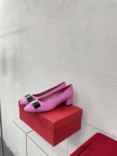 小羊皮 舒适 拼色 平底蝴蝶结 经典五金扣件 鎏金工艺 Ferragamo 玫红色24 菲拉格慕 平底鞋拖鞋 今期高频曝光 人对Fam刮目相看加上各路明星 更加