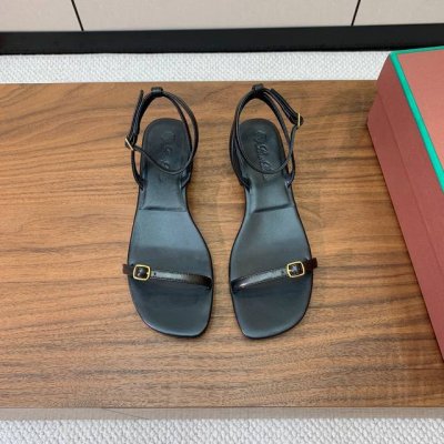 Loro piana 新款凉鞋。极简主义风格。属于非常耐看的款式！鞋面羊皮。进口真皮大底。定制五金扣。 码数：35-4 、41定制不退换 批：