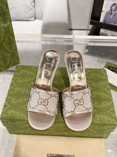 Gucci 女士Gg中跟凉拖 品牌一如既往满足人们对时尚的追求，运用各种造型和款式打造出令人惊艳的混搭单品。这款凉拖以帆布匠心打造，缀饰优雅十足的Gg水晶图案，