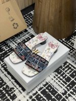 平底 -高跟210-25ss夏季新款Dior Dway粗跟电绣一字凉拖鞋2025最新配色这款 Dway 带跟凉拖是一款历久弥新的经典单品，饰以彼得罗 鲁福 Pi