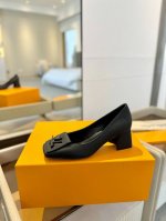 价格： 最新 L 家早春款专柜最新走秀官网系列、同步更新、完美楦型+大V扣电镀两层设计、再现经典、工艺及其复杂、走路不累脚、不挑人、上脚大气好看、原版倒模楦型，