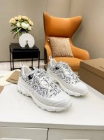 元，Burberry 巴宝莉 高版本经典运动鞋爆款,由 Vintage 复古格纹棉质面料打造 ,搭配滚边及品牌徽标贴花。围覆以雨靴灵感的亮泽外缘设计,鞋底的交叉