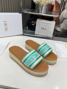 橙子出厂价p dior 迪奥新款 字母刺绣厚底拖鞋 休闲凉拖 一字拖 圆头增高木底一字凉拖刺绣字母Logo厚底拖鞋 高度适中超美 上脚不仅舒适还很惊艳 码数 3