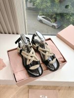 G0286代购级别Miu Miu2025时装周秀场麻绳编织凉鞋 人字拖全球各大代购官网火爆上市秀场曝光 非常留行的美拉德配色平底鞋 电绣工艺设计 独特风格 非常