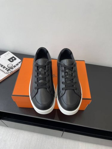 代购级 男款 Herm S 爱马仕 25Ss早春新品 Kiddy兔系带休闲运动鞋 板鞋 饰有标志性 H 细节 设计简约流畅 超前时尚 简约高级 随意搭配 上脚非
