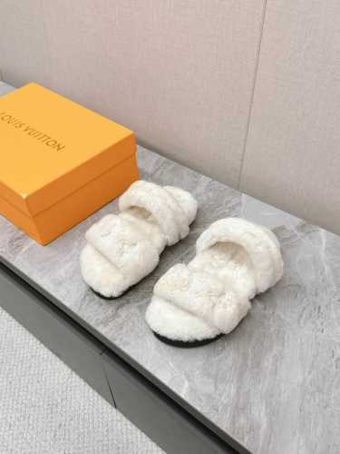 LV路易威登最新款秋冬新款纯羊毛拖厚底增高外穿羊毛拖 菱格交叉羊毛拖 菱格二字羊毛拖，小个子必入款 增高显瘦 精致高级 慵懒又不乏高级感，毛茸茸的太可爱了！鞋面