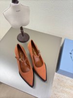 玛丽珍 三角跟 印胶 Logo 单鞋 Prada 马蹄跟高 4.5 Cm 简约设计 搭配三角标 Logo 的设计和简约的线条 很有格调 简单纯粹得色调 原版开模