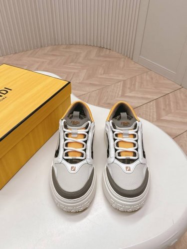 男装 Fendi X 俱乐部X Ss25 Fendi品牌核心元素的心情献礼 与 90年代初Fendi推出首个男士系列呼应， Fendi不朽风华的优雅颂 以此颂扬