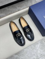 dior 迪奥男士皮鞋，将经典的鞋履款式以标志性风格融为一体。进口开边珠牛皮鞋面，品牌五金Logo装饰，简约大气风格，小牛皮内里，真皮鞋底，时尚百搭！码数39-