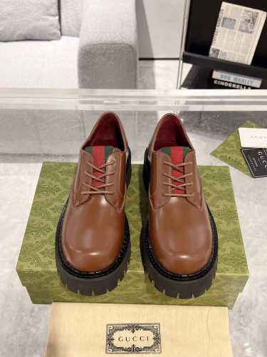 Gucci 条纹织带厚底单鞋 乐福鞋 始创于1950年代的原版品牌细节在这双鞋上浪漫焕新。取材自马术世界的条纹织带已经成为高雅俱乐部的象征，正在以新的方式重新登