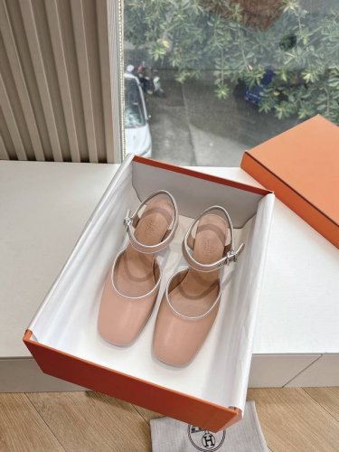 390顶级品质G203所见即所得顶级品质Hermes爱马仕春夏最新Kelly扣时装鞋中跟滚边凉鞋经典的版型 搭配极具辨识度的马家五金扣 上脚超级百搭好看时髦 超
