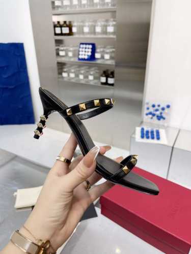 Valentino专柜新品给大家推荐一款 网红街拍都爱搭配的腔调单品哦~ 跟着时尚达人的步伐来走准没错！搭配上简单或时尚款的衣服穿，鞋面镂空设计搭配V家经典铆钉