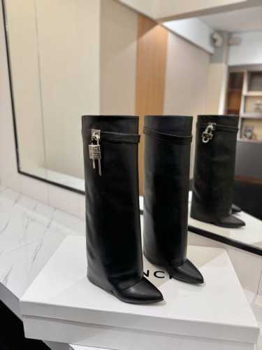 专柜正品级定制版本 GIVENCHY0 新款高跟长靴，市面最高版本 纪梵希 锁扣 风靡整个时尚圈 原版开发鞋型超级正 最高还原度鞋型 包裹性非常好 显瘦 显高级