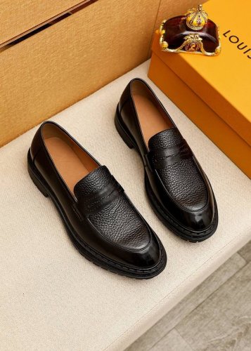 商品商标：Louis Vuitton 路易威登 休闲皮鞋 正码码数: 38-44 45.订制 商品材料：精选 进口头层荔枝纹牛皮鞋面，进口头层牛皮内里。强烈立体
