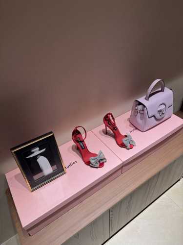 最高版出厂380 杜嘉班纳Dolce&Gabbana绝美花装饰高跟鞋 火力全开、创意无限，由于意大利女性特别讲究穿着和饰品，所以Dolce&Gabbana的设计