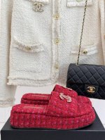 厂价 Chane*｜小香25C春夏新品 链条双C懒人拖鞋 今年小香推出全新夏日度假系列拖鞋～ 不管是出街、家居都可以轻松搭配 毛巾料的质地 对脚丫实在太友好啦