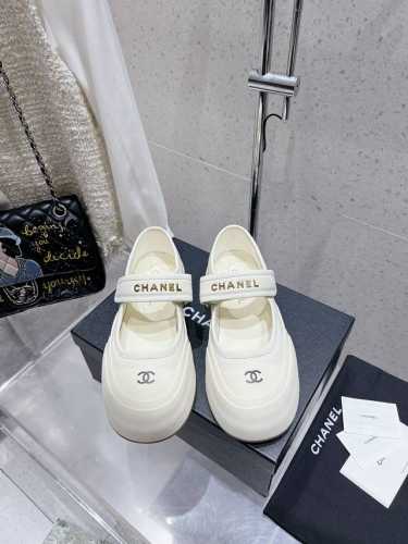 CHANEL 香奈儿小香经典休闲玛丽珍面包鞋完全原版一比一复刻打造 版型超级正 最新时尚的设计 上脚又酷又时髦鞋面选用 牛皮材质.内里材质：纯羊皮，双层加厚耐磨